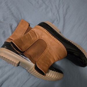 Stylish Tan and Black Men's Boots